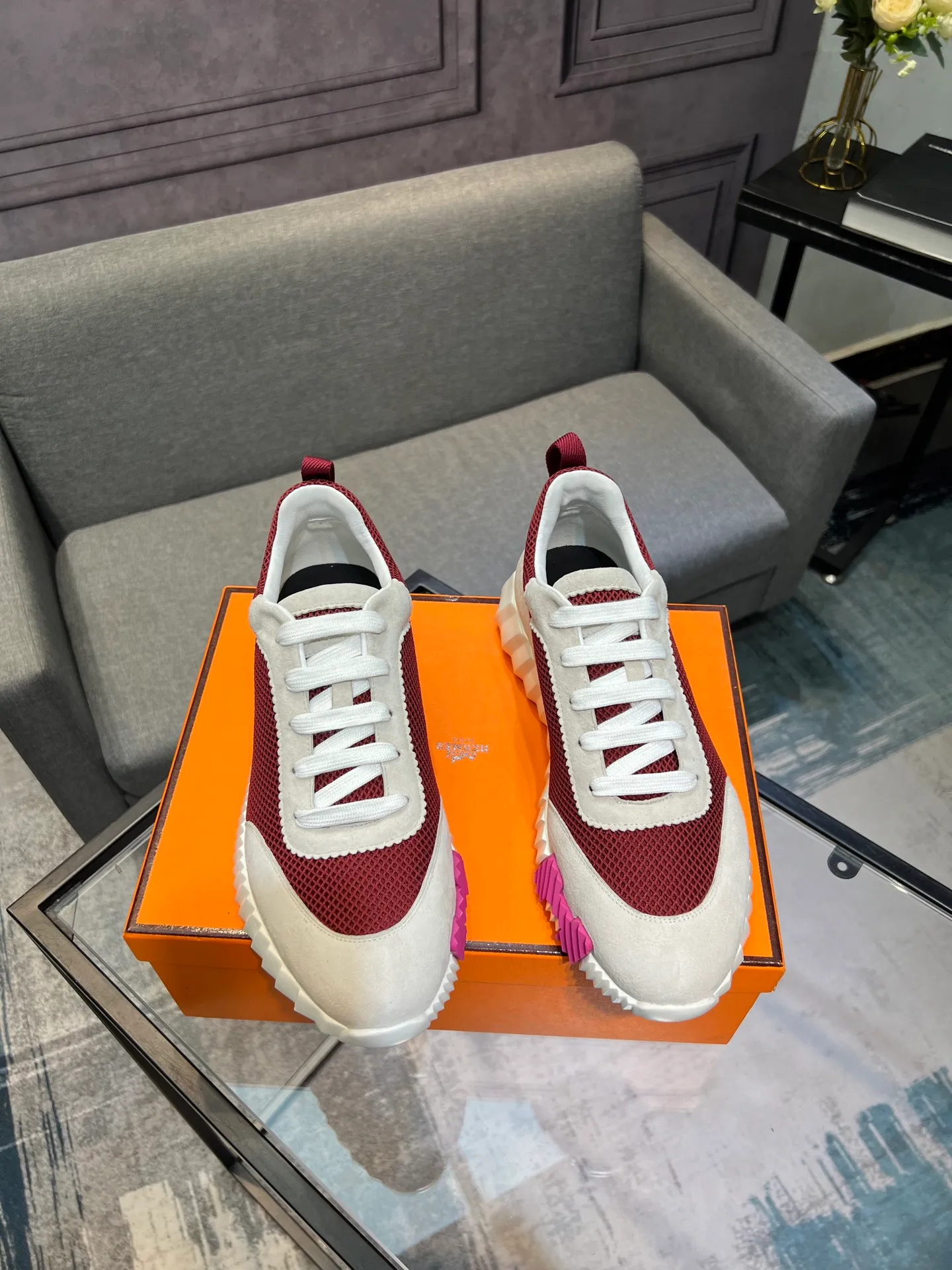 Men's shoes 💰660 Exclusive real shot (top version) Hermes new autumn and winter sports shoes. One of the most comfortable shoes from Hermes. Very light on the feet and good-looking. You will not be tired even if you go shopping. The overall suede feels very good. It is very beautiful and versatile. Very light and comfortable. Fabric: Imported high mercerized sheep/original single rain velvet. Lining: Imported silk sheepskin for the lining insole. Outsole: Seamless combination of IP+TPU (multi-color letters) German technology irradiation machine Size: Male 39-46 (Male 38 45 46 customized) Top quality, simultaneous full set of packaging